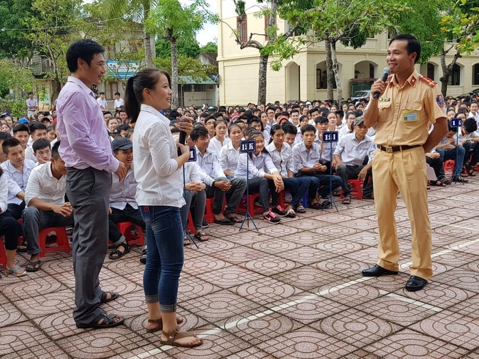 Những câu hỏi trắc nghiệm cùng các phần quà ý nghĩa đã thu hút được các em học sinh tham gia sôi nổi. Ảnh: Vân Anh