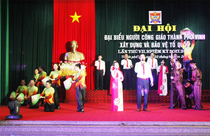 Tiết mục văn nghệ chào mừng do đoàn văn nghệ giáo dân xã Nghi Phú biểu diễn. Ảnh: Cảnh Nam 
