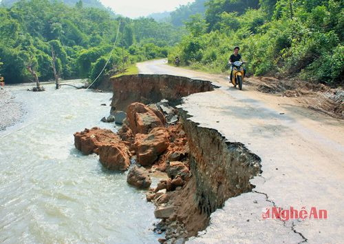 Đường ở miền Tây Nghệ An bị sạt lở trong đợt mưa đợt tháng 9/2016 đe dọa đến ATGT cho người tham gia giao thông. Ảnh tư liệu