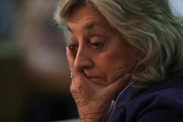 Người phụ nữ Mỹ đau buồn khi đến tưởng niệm các nạn nhân vụ thảm sát ở Las Vegas - Ảnh: REUTERS