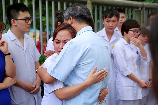 Bac si Nguyen Anh Tri ve huu, ca benh vien nghen ngao quyen luyen hinh anh 1