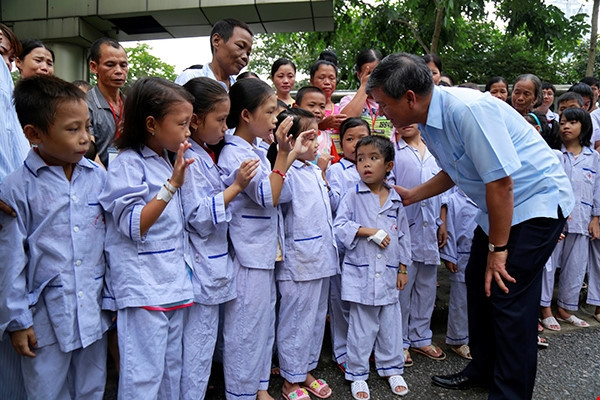 Bac si Nguyen Anh Tri ve huu, ca benh vien nghen ngao quyen luyen hinh anh 5