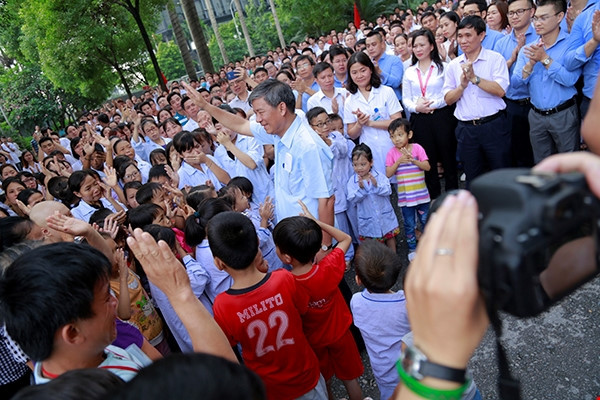 Bac si Nguyen Anh Tri ve huu, ca benh vien nghen ngao quyen luyen hinh anh 2