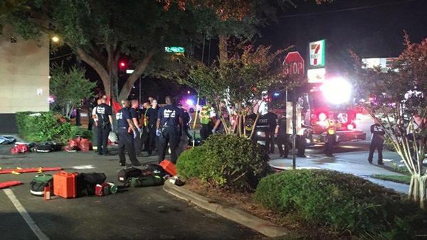 Hiện trường sau vụ xả súng tại một hộp đêm ở thành phố Orlando - Ảnh: CNN.