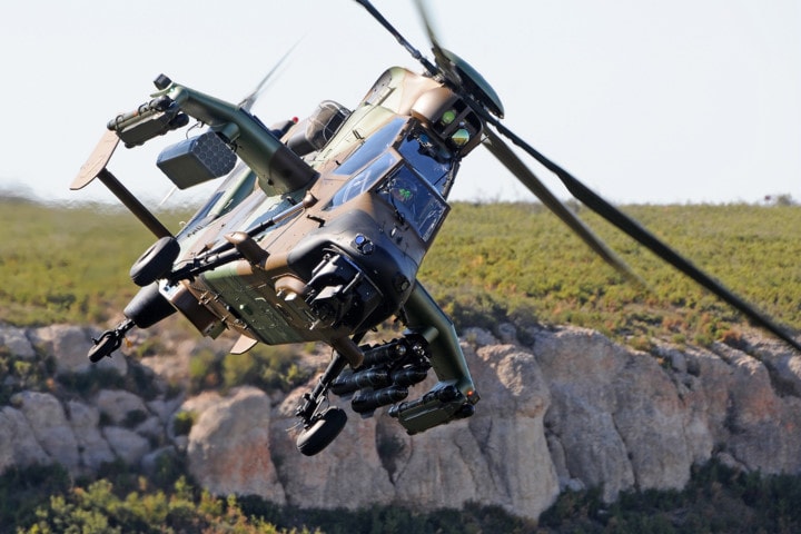 Eurocopter Tiger là mẫu trực thăng đầu tiên của châu Âu được chế tạo hoàn toàn bằng vật liệu composite (80% vật liệu là sợi carbon được gia cường bằng polymer và Kevlar, với tỷ lệ thành phần là 11% nhôm và 6% titan). Ảnh: Helicopters - Airbus.