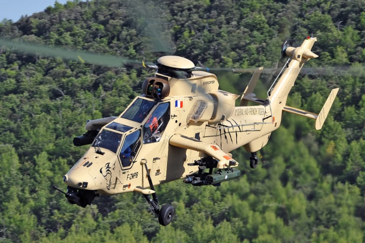 EC-665 Tiger được trang bị hệ thống tác chiến điện tử và biện pháp phòng vệ toàn diện, cảm biến cảnh báo radar, cảm biến cảnh báo laser, hệ thống phóng mồi bẫy, hệ thống định vị toàn cầu và các hệ thống phụ trợ khác... Ảnh: Defense Industry Daily.