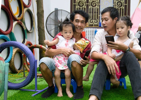 Phú Đôn chia sẻ nhiều người gặp anh bế con ngoài đường cứ hay trêu 