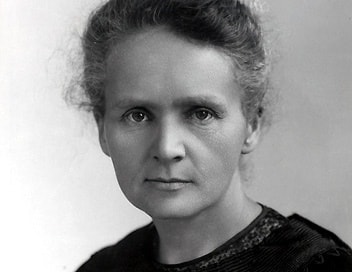 Marie Curie: Người phụ nữ đầu tiên và duy nhất trên thế giới 2 lần nhận giải thưởng Nobel trong hai lĩnh vực khác nhau chính là Marie Curie. Năm 1903, vợ chồng Pierre và Marie Curie chia sẻ giải Nobel Vật lý với nhà vật lý người Pháp Henri Becquerel. Ông Becquerel được trao giải vì phát hiện hiện tượng phóng xạ tự nhiên, trong khi vợ chồng nhà Curie được ghi nhận vì nghiên cứu về hiện tượng phóng xạ do Becquerel phát hiện. Năm 1911, Marie Curie đạt giải Nobel Hóa học với thành tựu khám phá ra 2 nguyên tố radium và polonium.