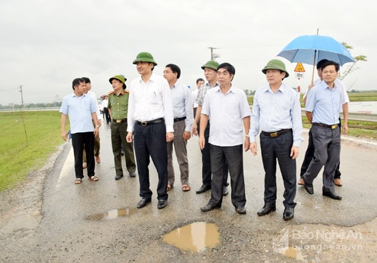 Đoàn kiểm tra trên tuyến đường từ ngã 3 Nam Cường đi nam Kim. Ảnh: Xuân Hoàng