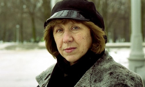 Svetlana Alexievich là nhà văn nữ thứ 14 được trao giải thưởng này. Sinh ngày 31/5/1948 ở thị trấn Ivano-Frankivsk nước Ukraine, bà có cha là người Belarus còn mẹ là người Ukraine. Alexievich lớn lên ở Belarus, nơi cả cha mẹ bà làm nghề giáo. Bà học báo chí ở Đại học Minsk từ năm 1967 đến 1972. Sau khi tốt nghiệp, bà hoạt động trong nghề báo ở biên giới Ba Lan rồi chuyển về thủ đô Minsk làm việc.   Trong sự nghiệp làm báo, bà từng phỏng vấn hàng nghìn nhân chứng trải qua những sự kiện chấn động nhất khối Liên Xô gồm Thế chiến II, Chiến tranh Liên Xô - Afghanistan (1979 - 1989), sự sụp đổ của Liên Xô (1991) và thảm họa hạt nhân Chernobyl (1985). Những tác phẩm của bà được coi là biên niên sử bằng văn chương và bằng cảm xúc về lịch sử cũng như con người Xô Viết. 