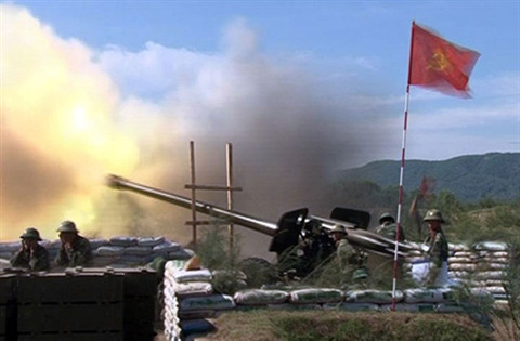 Pháo nòng dài M-46 cỡ 130 mm khai hỏa trong một cuộc diễn tập bắn đạn thật