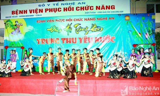Chương trình văn nghệ của Đội chim xanh - Nhà thiếu nhi Việt Đức đã đem đến cho bệnh nhân, các em nhỏ