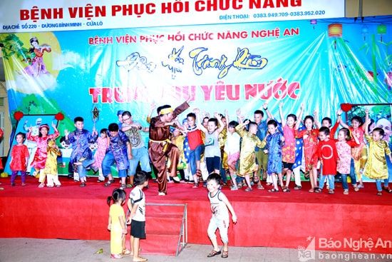 Chương trình văn nghệ thu hút các em là bệnh nhi, các em con cán bộ của Bệnh viện tham gia rất sôi nổi. Ảnh: P.V