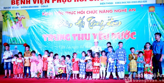 Nhân dịp Tết Trung thu, Giám đốc Bệnh viện PHCN Thái Thị Xuân đã trao quà Tết trung thu, trao phần thưởng cho các cháu học sinh ngoan, học giỏi con em của bệnh viện và bệnh nhi đang điều trị tại bệnh viện. Ảnh: P.V