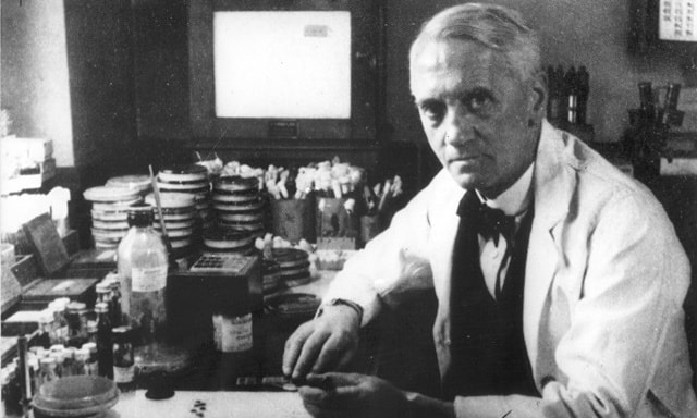 Alexander Fleming: Nhà khoa học Scotland nhận giải thưởng Nobel Y học năm 1945 nhờ khám phá chất penicilin dùng trong thuốc kháng sinh. Khám phá lịch sử này thay đổi ngành y tế mãi mãi bởi thuốc kháng sinh có thể chữa được nhiều loại bệnh nguy hiểm, cứu sống nhiều người.