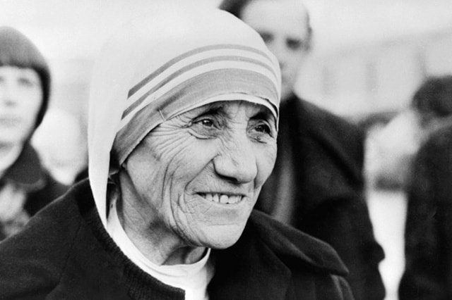 Mẹ Teresa: Bà Agnes Gonxhe Bojaxhiu, còn được gọi là Mẹ Teresa Calcutta, là nữ tu Công giáo người Albania, người sáng lập Dòng Thừa sai Bác Ái ở Calcutta, Ấn Độ năm 1950. Trong khoảng 40 năm hoạt động, bà đã chăm sóc người nghèo, bệnh tật, trẻ mồ côi và hoàn thành sứ mệnh truyền giáo ở Ấn Độ cũng như nhiều quốc gia khác. Bà được trao giải Nobel Hòa bình năm 1979 và vẫn tiếp tục hoạt động sau đó. Bà qua đời năm 1979 và được Giáo hoàng phong danh hiệu chân phước.