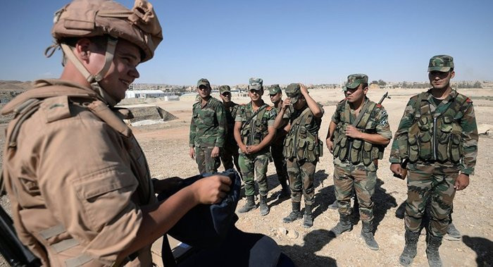 Một sỹ quan quân đội Nga huấn luyện cho binh sỹ chính phủ Syria.