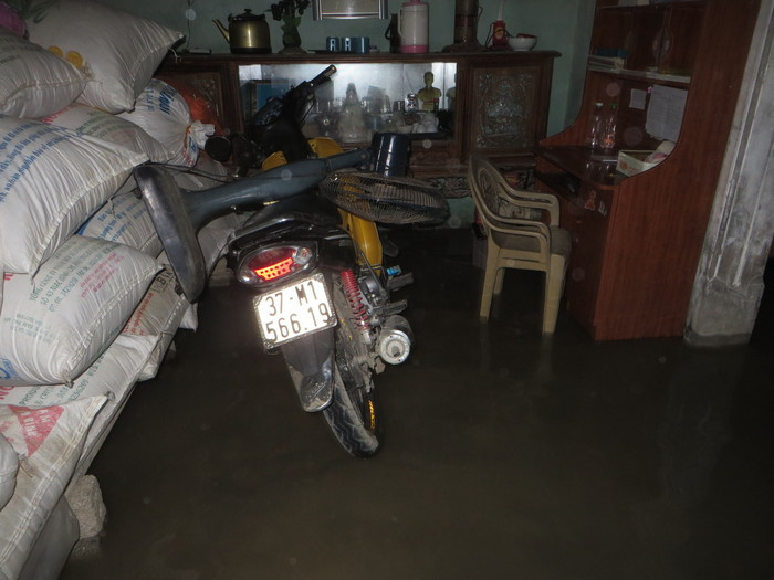 Nhà bà Nguyễn Thị Nga xóm 7, nước đã tràn vào trong nhà. Ảnh: Xuân Bảy