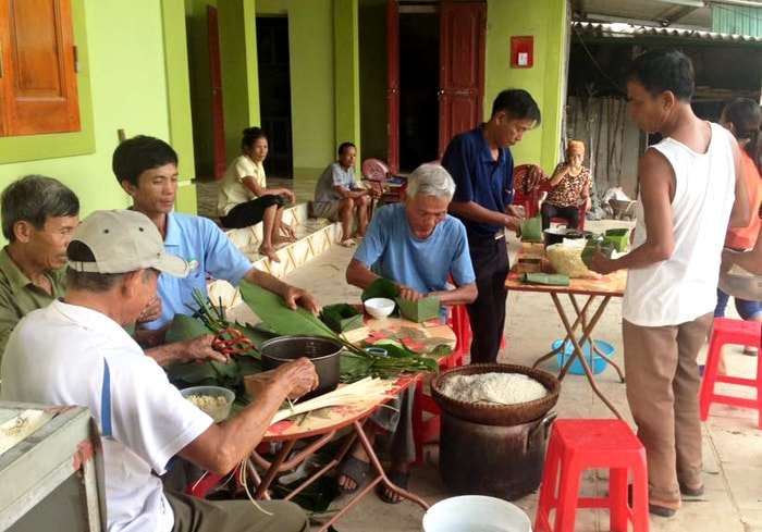 Có nơi lại chọn một nhà dân có sân vườn rộng rãi để tổ chức gói bánh. Trong ảnh: Người dân xóm Kỳ Chu, xã Thanh Chi (Thanh Chương) đang gói bánh ở nhà ông Trần Đức Khiếng. Ảnh: Huy Thư