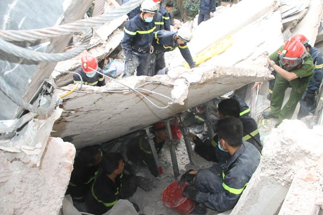 Các chiến sĩ làm nhiệm vụ trong một vụ sập căn nhà 4 tầng tại Hà Nội (năm 2017) (Ảnh: Phòng Cảnh sát PC&CC Hà Nội cung cấp). Nguồn ảnh: VNN