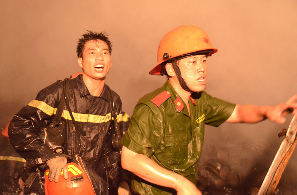 Vụ cháy gần 1.000 m2 nhà xưởng tại xưởng sản xuất, tái chế ống nhựa ở cụm làng nghề Ninh Sở (xã Ninh Sở, Thường Tín, Hà Nội) nửa đêm 14/10/2015, khiến 2 chiến sĩ phải nhập viện cấp cứu. (Nguồn ảnh: Phòng Cảnh sát PC&CC Hà Nội cung cấp)