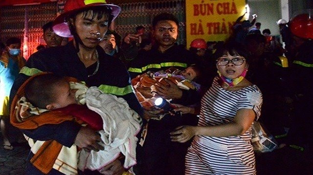 Chiến sĩ PCCC bế em bé ra khỏi nơi nguy hiểm trong vụ cháy khu đô thị Xa La (Hà Nội). Ảnh: Giadinh.net