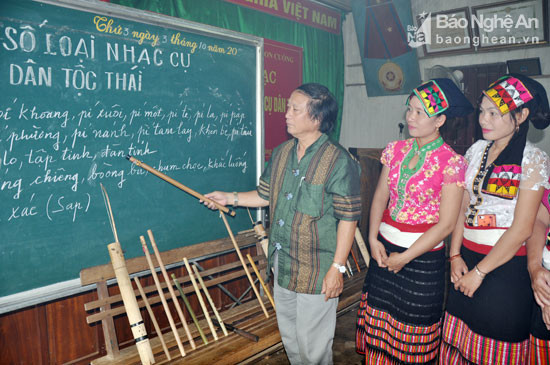 lớp tập huấn nhạc cụ - khí cụ dân tộc Thái ở Con Cuông 