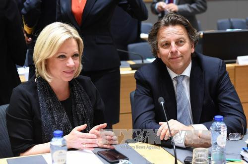 Bộ trưởng Quốc phòng Hà Lan Jeanine Hennis-Plasschaert (trái) tại cuộc họp Hội đồng đối ngoại - quốc phòng EU ở Brussels, Bỉ ngày 6/3. Ảnh: AFP/TTXVN