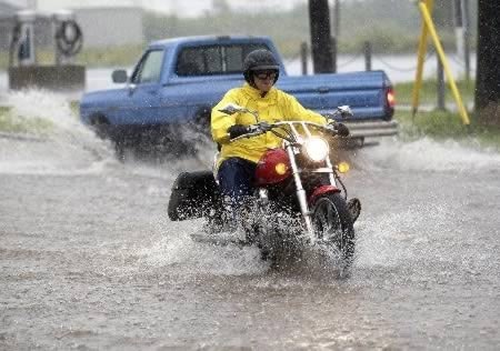 Ante Djindjic, 29 tuổi, một tay lái moto đến từ Croatia đã hôn mê bất tỉnh khi bị sét đánh trúng “của quý” trong lúc anh đi vệ sinh bên đường. Djindjic cho biết: 