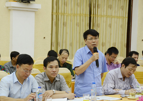 Ông Nguyễn Tiến Lâm- Phó Giám đốc Sở Nông nghiệp trả lời làm rõ ý kiến của các nhà báo liên quan đến các vụ phá rừng. Ảnh Thanh Lê