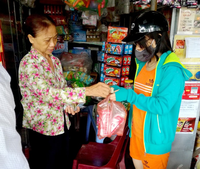 Bình gas mini đã sang chiết dễ dàng đổi được tại đường Nguyễn Viết Xuân, phường Hưng Dũng (TP Vinh). Ảnh: Quang An