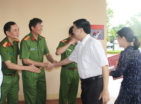 Đồng chí Nguyễn Văn Thông - Phó Bí thư Tỉnh ủy dẫn đầu đoàn công tác của tỉnh đến thăm và chúc mừng Cảnh sát PCCC và CHCN tỉnh. Ảnh: Mai Hoa