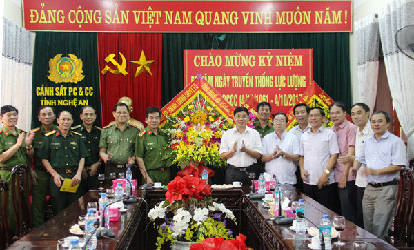Thay mặt lãnh đạo tỉnh, đồng chí Nguyễn Văn Thông - Phó Bí thư Tỉnh ủy trao tặng lẵng hoa tương cho Cảnh sát PCCC và CHCC nhân 56 năm ngày truyền thống lực lượng. Ảnh: Mai Hoa