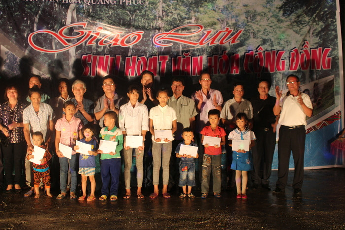 CLB Giám đốc Trung tâm văn hóa các tỉnh Bắc miền Trung trao quà cho các em nhỏ xã Tam Đình. Ảnh: Đình Tuân