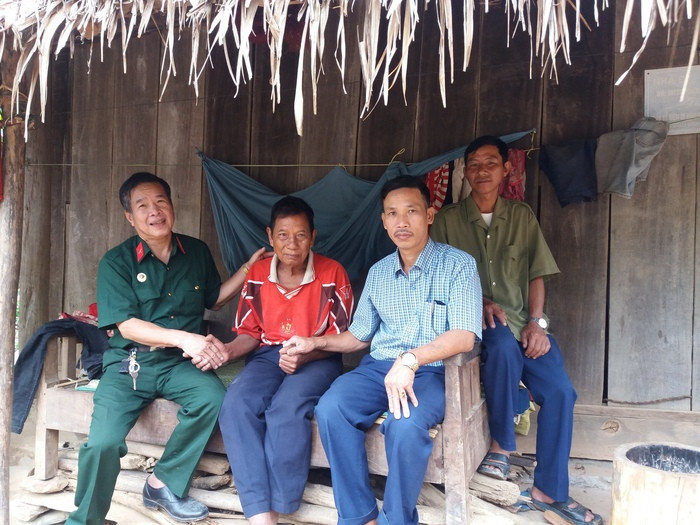 Đoàn đến thăm và trao gạo hỗ trợ gạo cho gia đình hội viên bị thiệt hại do ảnh hưởng của cơn bão số 2 ở bản Nhãn Lỳ xã Tà Cạ. Ảnh: Lữ Phú