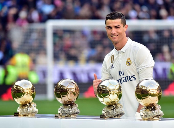 Mới đây, Ronaldo đã rao bán một trong những Quả bóng Vàng của mình trong chương trình 