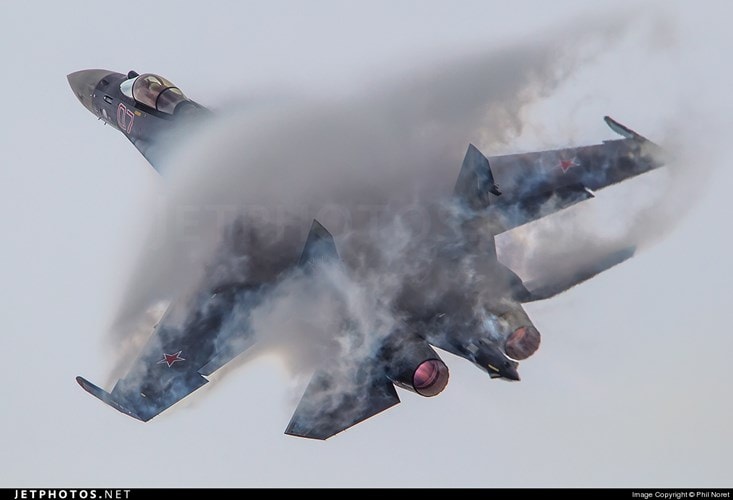 Su-35 là chiến đấu cơ thế hệ 4,5 của nga được trang bị các loại radar hiện đại và hệ thống động cơ tiên tiến. Su-35 đã có màn thể hiện rất tốt ở Syria thời gian vừa rồi và hiện đang là một trong những mặt hàng bán