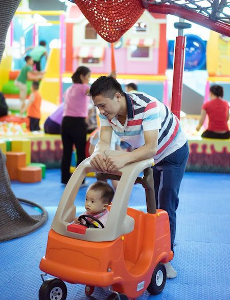 Các bố mẹ nên ưu tiên yếu tố an toàn lên hàng đầu khi chọn khu vui chơi cho con em mình. Ảnh: VRC