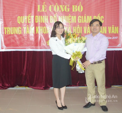 Lãnh đạo Sở Khoa học và Công nghệ trao Quyết định tặng hoa chúc mừng đồng chí Nguyễn Thị Minh Tú. Ảnh PV