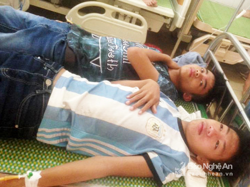 Hai học sinh đang được điều trị tại Bệnh viện Đa khoa Huyện Thanh Chương. Ảnh: Huy Thư