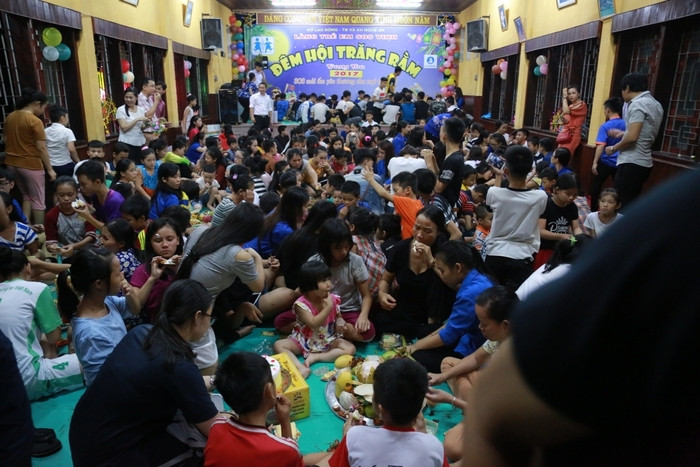 250 em nhỏ tại Làng trẻ SOS cùng vui phá cỗ đêm Rằm. Ảnh: Sách Nguyễn