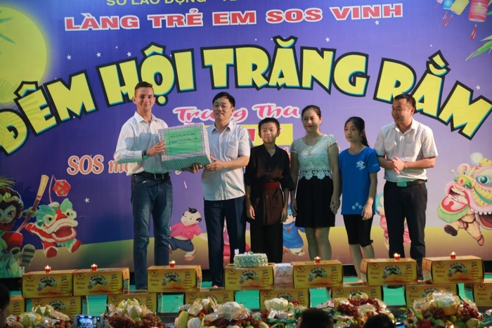 Các nhà hảo tâm, tổ chức thiện nguyện trao quà cho Làng trẻ SOS. Ảnh: Sách Nguyễn