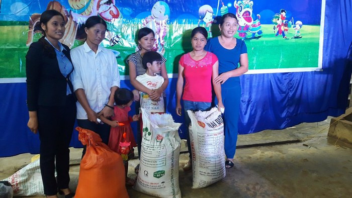 Tại đêm Trung thu gần 1,1 triệu đồng và 1,2 tạ gạo được quyên góp ủng hộ cho 3 cháu tàn tật, mồ côi. Ảnh: Phan Giang