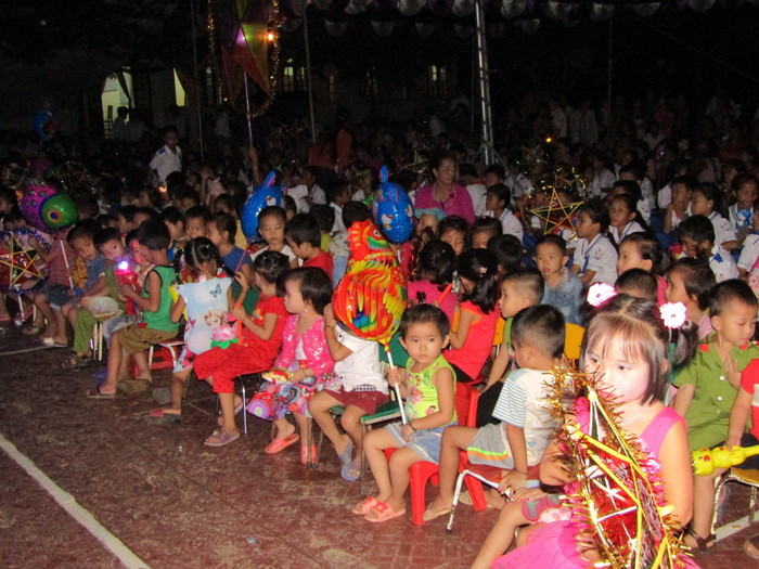 Các em nhỏ xã Châu Nga (Quỳ Châu) lần đầu tiên được đón Tết Trung thu do địa phương tổ chức. Ảnh: Bé Vinh 