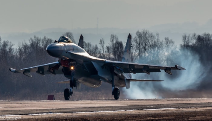 Nhầm duy trì ưu thế trên không tốc độ tối đa của Su-35 có thể lên tới 2500 km/h, chiếc máy bay này có tầm hoạt động khoảng 3400 km, bán kính chiến đấu khoảng 1600 km. Hỏa lực của Su-35 bao gồm một pháo chính 30 mm và 12 giá treo vũ khí, tên lửa, bom các loại. Nguồn ảnh: Tian.