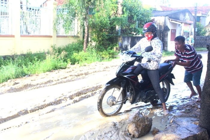 Nhiều phương tiện đi qua đây bị chết máy do sục bùn. Ảnh: Việt Hùng