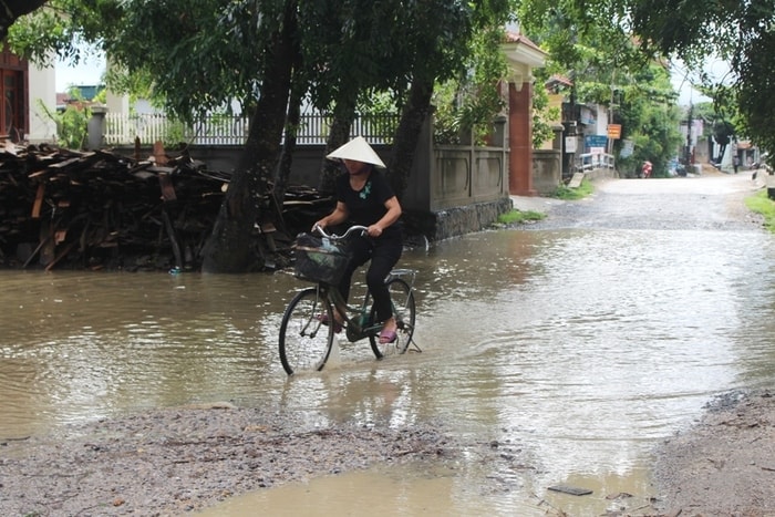 Tuyến đường có rất nhiều đoạn bị hư hỏng, nước ngập lòng đường. Ảnh: Việt Hùng