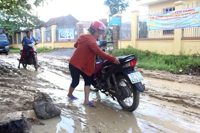 Đi qua đoạn đường này, nhiều người phải dắt bộ để tránh bị té ngã do trơn trượt. Ảnh: Việt Hùng