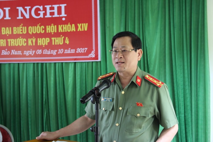Đại biểu Nguyễn Hữu Cầu trả lời các kiến nghị của cử tri xã Bảo Nam, huyện Kỳ Sơn. Ảnh: Hoài Thu