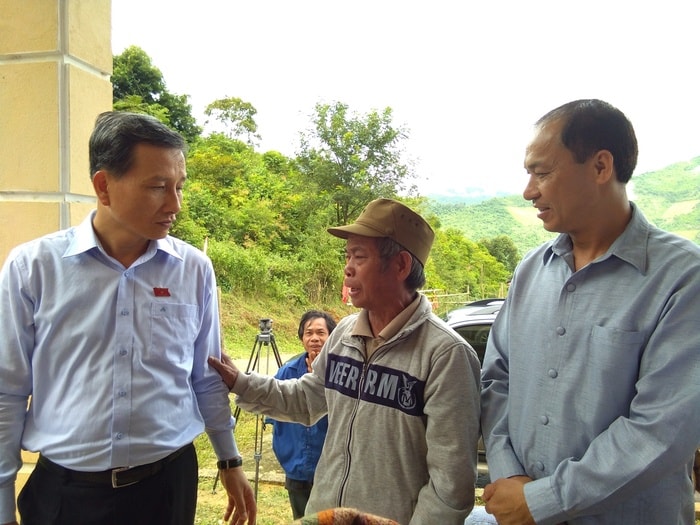 Đại biểu Quốc hội Lê Quang Huy - Phó Bí thư Tỉnh ủy trao đổi với người dân xã Bảo Nam, huyện Kỳ Sơn. Ảnh: Hoài Thu